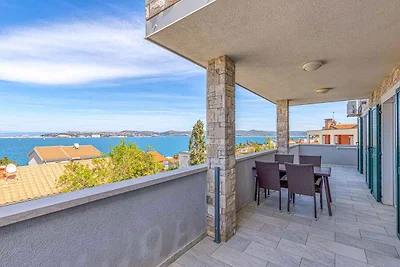 Villa mit Aussenpool und Meerblick