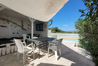 Ferienhaus mit Pool und Grill