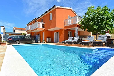 Ferienhaus mit Swimmingpool und Gartenküche
