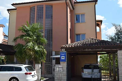 Ferienwohnung mit Gartenmöbeln und Grill