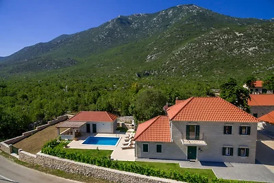 Villa mit grossem Aussenpool