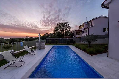 Villa mit Pool und Klimaanlage
