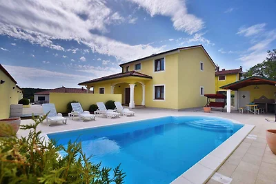 Villa mit Pool und Terrasse