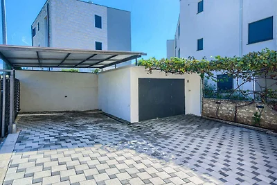 Charmante Villa Drago mit Gartenblick in Rogo