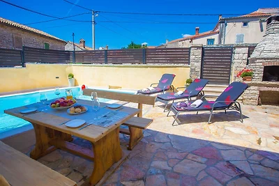 Ferienhaus mit Pool und umzäuntem Garten