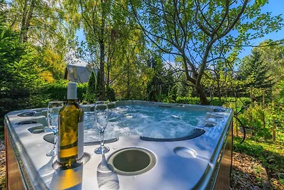 Ferienhaus mit Whirlpool und Garten