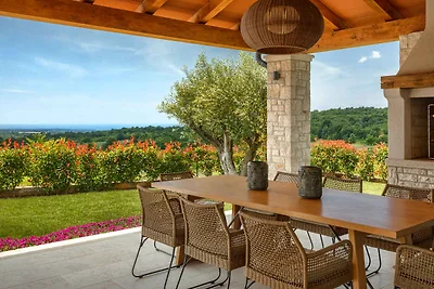 Villa mit Pool und gepflegtem Garten