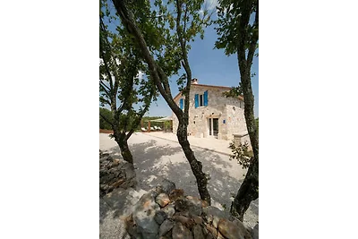 Villa mit Swimmingpool in ruhiger Umgebung