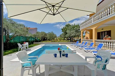 Villa mit Swimmingpool und Sonnenterrasse