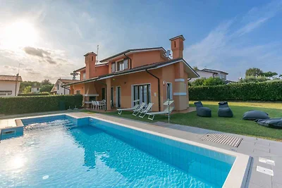 Villa mit Klimaanlage, Garten und Pool