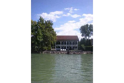 Ferienhaus mit eigenem Steg direkt am Ufer