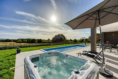 Villa mit Privatpool und Whirlpool