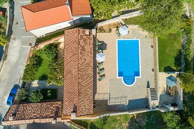 Villa mit Schwimmbad und Grill