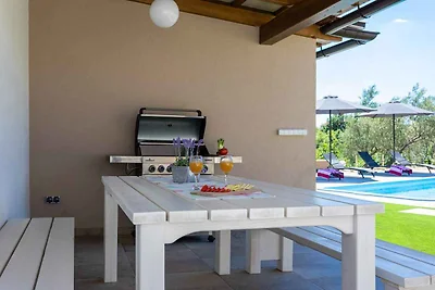 Villa mit Pool und Garten