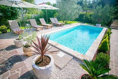 Villa mit Pool und Garten