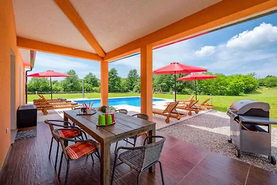 Ferienhaus mit Pool in ruhiger Lage