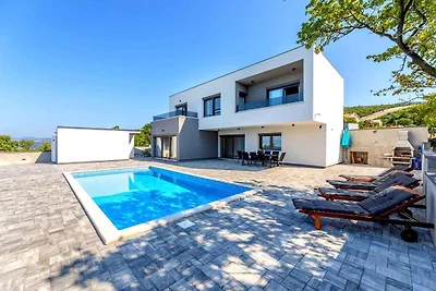 Villa mit Schwimmbad im ruhigen Dorf Smrika