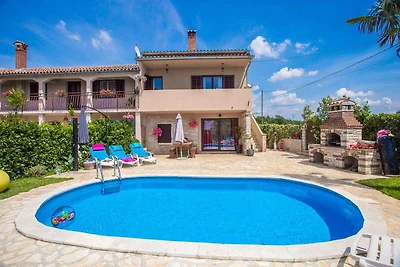 Ferienhaus mit Pool und Garten