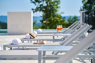 Villa mit Pool und Panoramablick