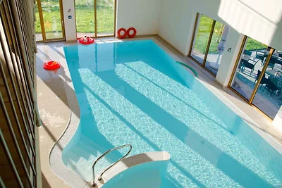 Chalet mit Hallenbad, Wellness und Kinderspie