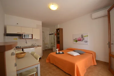 Studio mit Klimaanlage und Balkon