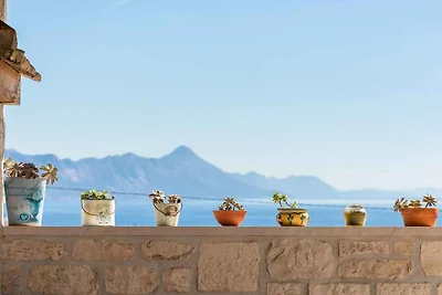 Villa mit Swimmingpool und Meerblick