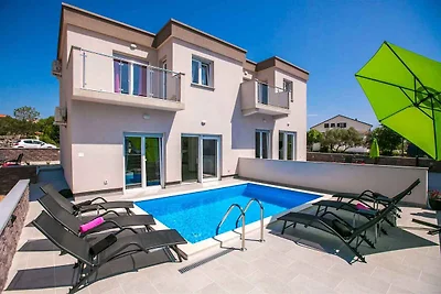 Ferienhaus mit Pool und Klimaanlage