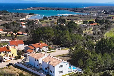 Ferienhaus mit Terrasse und Pool