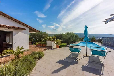 Ferienhaus mit Pool und Grill