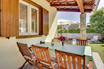 Villa mit Pool in Strandnähe