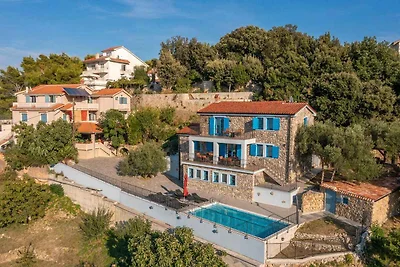 Villa mit Pool und Meerblick