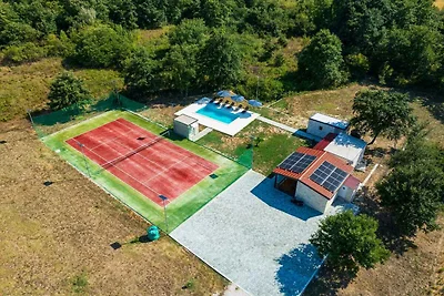 Ferienhaus mit Pool und Tennisplatz