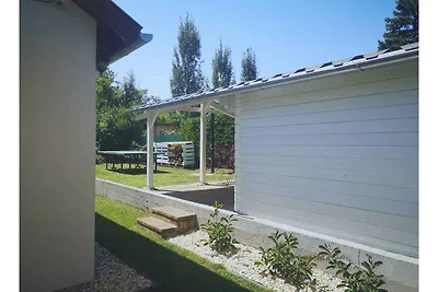 Ferienhaus mit Spielzeug im Garten