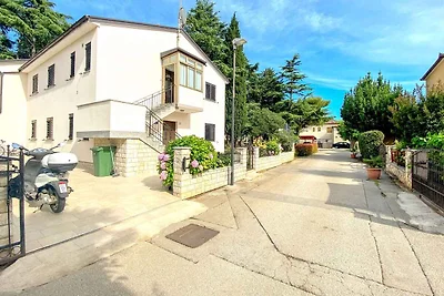 Ferienwohnung mit Terrasse mit Tisch und Stüh
