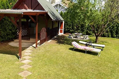 Ferienhaus mit Gartendusche und Gartenpavilon