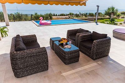 Ferienhaus modern und luxuriös mit Pool direk