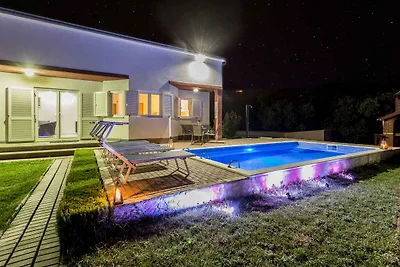 Charmante Villa Ezgeta in Kaštel Novi mit eig