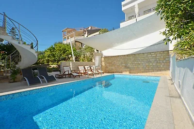 Ferienwohnung mit Pool und Meerblick