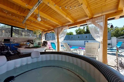 Ferienhaus mit Aussenpool und Whirlpool