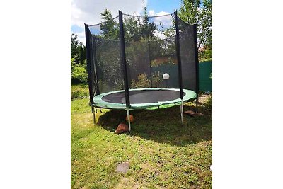 Ferienhaus mit Spielzeug im Garten