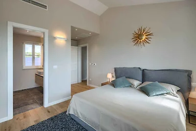 Villa mit Pool und gepflegtem Garten