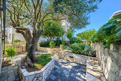 Charmante Villa Drago mit Gartenblick in Rogo