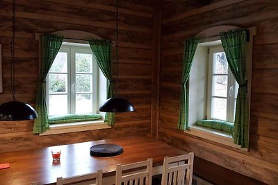 Ferienhaus mit stilvollen Holzmöbeln