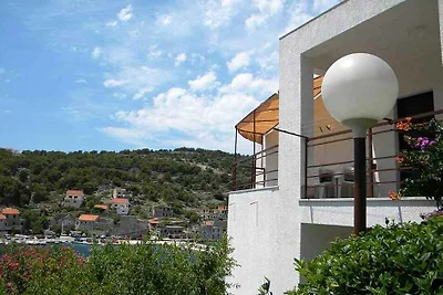 Apartment Zirje mit Meerblick in Strandnähe