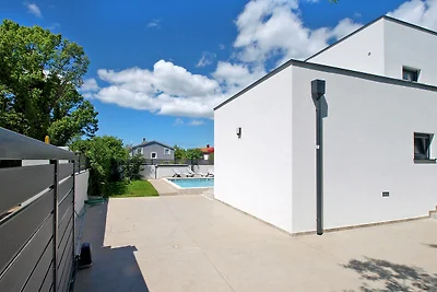 Villa mit Swimmingpool und Kinderspielplatz