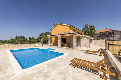 Villa mit Pool und Garten