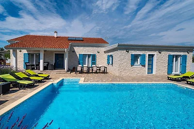 Villa familienfreundlich mit Pool und