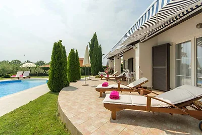 Villa mit Pool und Klimaanlage
