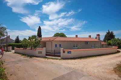 Villa mit Swimmingpool und grosser Terrasse