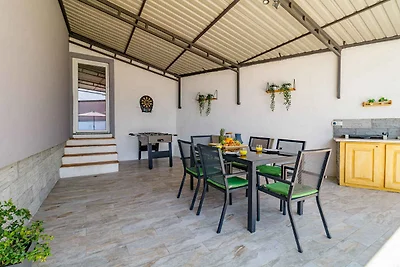 Villa mit Swimmingpool und Grillplatz